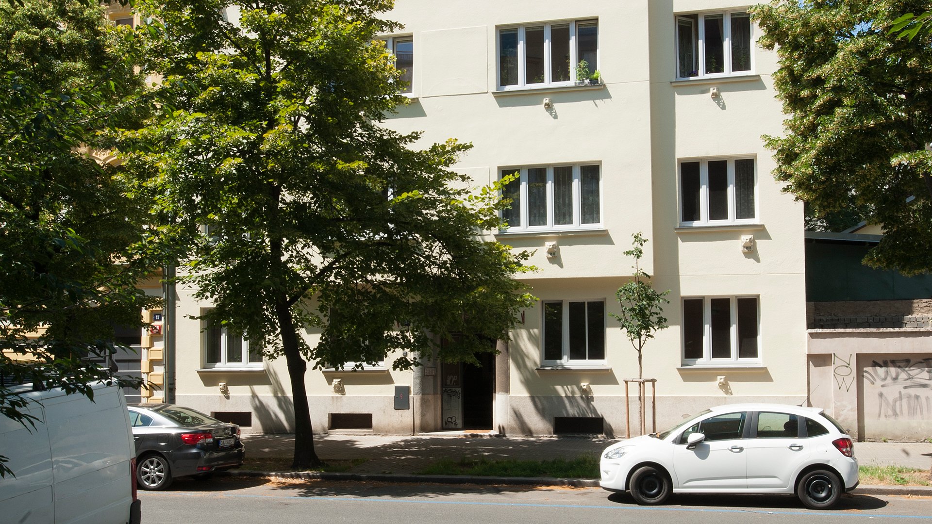 Apartment building Na Maninách 13